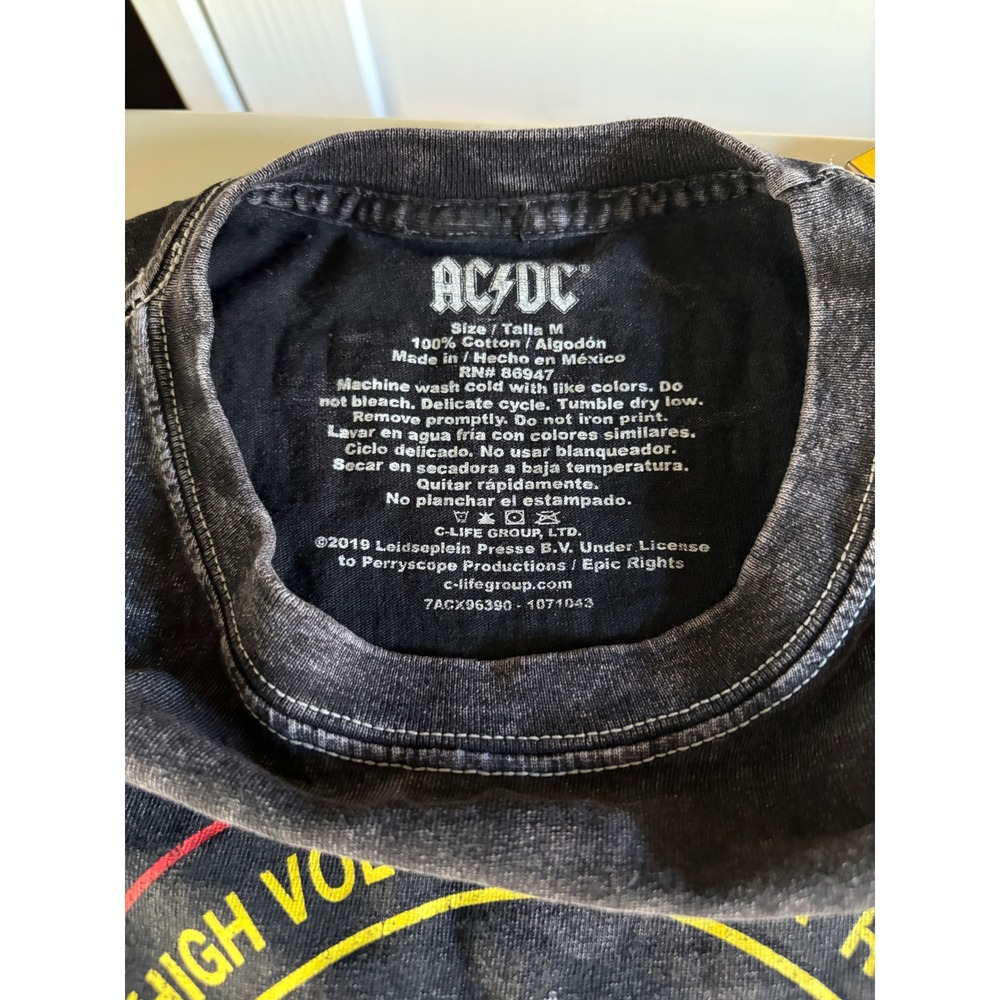 AC/DC High Voltage Rock N Roll 1976 UK Tour Acid Wash Black Graphic Tee Mens M - Picture 4 of 6